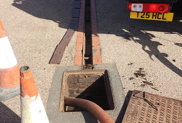 Superior Drainage Cleaning Tech - Gully Image 3